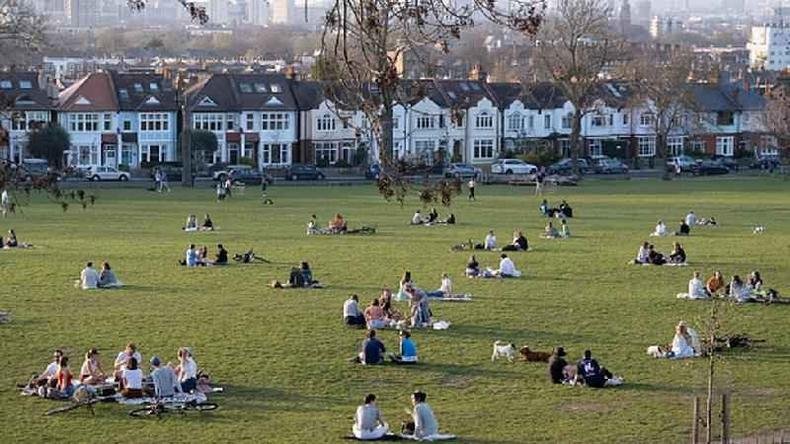 Pessoas reunidas num parque