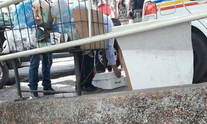 Bebê foi encontrado enrolado em uma toalha dentro de uma sacola de lixo(foto: Polícia Militar/Divulgação) Bebê foi encontrado enrolado em uma toalha dentro de uma sacola de lixo(foto: Polícia Militar/Divulgação)
