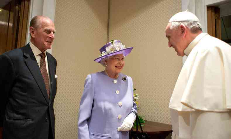 A Rainha Elizabeth II e seu marido, o Prncipe Philip, visitam o Papa Francisco no Vaticano, em 3 de abril de 2014 (foto: VATICAN MEDIA / AFP)