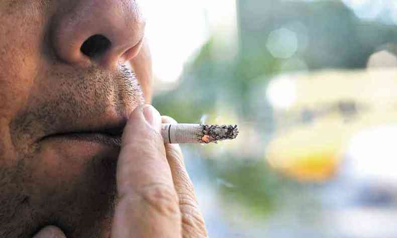 Fumar  um dos hbitos que prejudicam a preveno do cncer de fgado (foto: Leandro Couri/EM/D.A Press)
