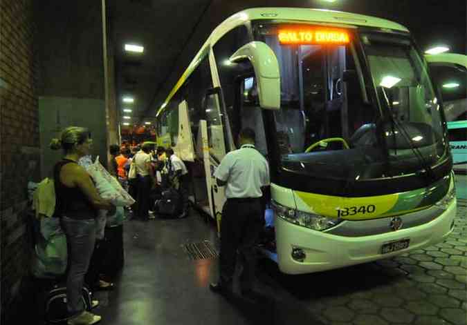 A viagem mais longa, s 21 horas sai o nibus para Salto da Divisa da a plataforma de embarque do terminal Rodovirio Governador Israel Pinheiro (Tergip), em Belo Horizonte(foto: Beto Novaes/EM/D.A Press)