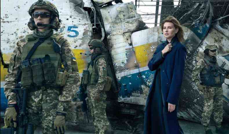 Olena em meio aos escombros e acompanhada de soldados ucranianos