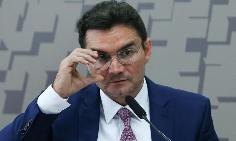 detalhe do rosto do ministro do turismo celso sabino