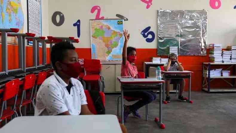 Escola em So Paulo em foto de outubro; mdicos dizem que adequaes a protocolos em escolas de todo o pas  urgente para evitar comprometimento do ano escolar de 2021(foto: Reuters)