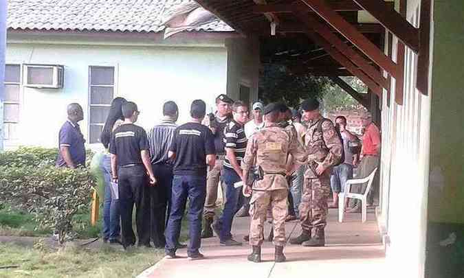 Policiais militares cumpriram na manh de hoje mandados de busca e apreenso na sede da Prefeitura de Jaba(foto: Adailton Locutor/divulgao)