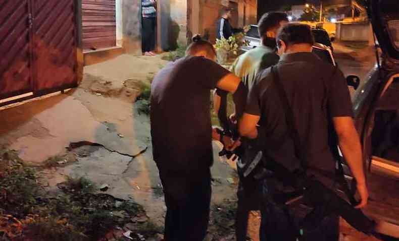 Homem que abusou sexualmente das enteadas foi preso em Nova Iguau (RJ); na foto, momento em que ele foi algemado pelos policiais civis de Minas(foto: Polcia Civil MG/Divulgao )