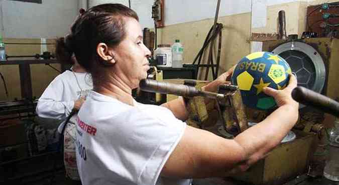 Ceclia Duarte trabalha na produo de bolas em fbrica de Tapiratiba (SP), onde a produo caiu com a concorrncia chinesa (foto: Edsio Ferreira/EM/D.A Press)