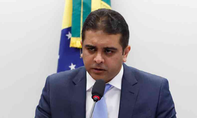 O deputado federal Fernando Rodolfo de treno cor chumbo, camisa branca e gravata azul claro falando ao microfone 