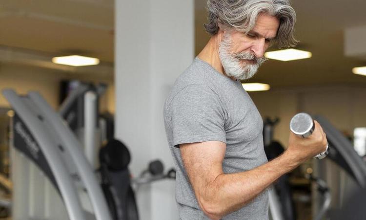 homem idoso fazendo musculao