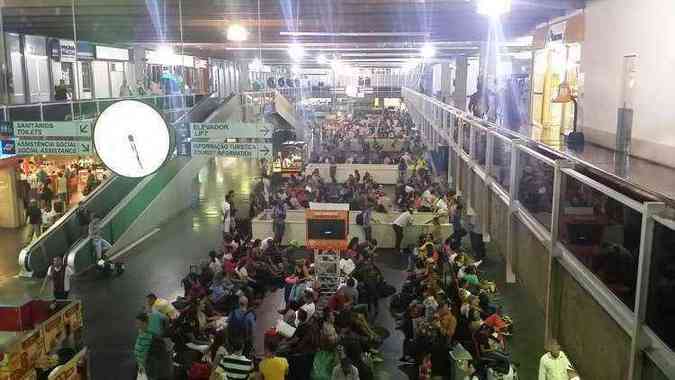 Passageiros lotam o terminal na noite desta quinta-feira(foto: Leandro Couri/EM/D.A.Press)