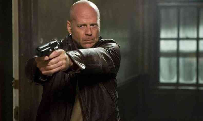 Bruce Willis aponta arma em cena do filme Duro de matar