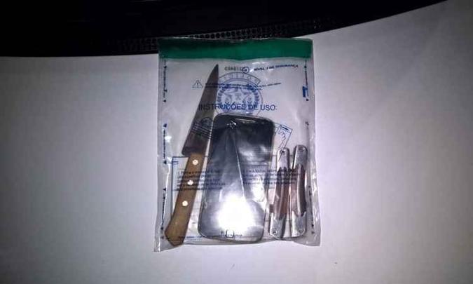 Arma e canivete foram apreendidos com o jovem. Família disse aos policiais que Breno era usuário de drogas (foto: Leonardo Alvarenga/ Divulgação ) Arma e canivete foram apreendidos com o jovem. Família disse aos policiais que Breno era usuário de drogas (foto: Leonardo Alvarenga/ Divulgação )