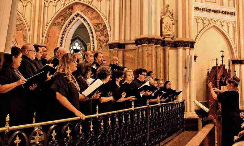 vestidos de preto, integrantes do coral Ars Antiqua se apresentam em igreja 