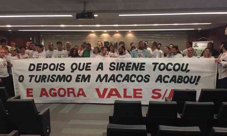 Grupo foi recebido no auditrio da Defensoria Pblica e abriu faixa questionando a mineradora Vale(foto: Guilherme Paranaiba/EM/D.A PRESS)