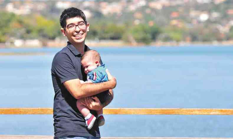 Leovegildo Soares com o filho Tho, de trs meses: para ele, ser pai est sendo um grande aprendizado neste momento (foto: Gladyston Rodrigues/em/d.a press)