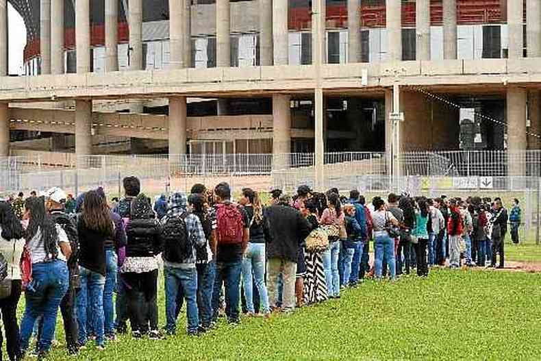 Fila de desempregados atrs de trabalho em Braslia(foto: Ed Alves/CB/D.A Press)