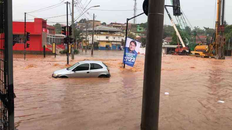 Avenida Vilarinho, conhecido ponto de alagamento da capital, foi interditada em vrios trechos nesta sexta-feira (13) chuvosa(foto: CBMG/Divulgao)