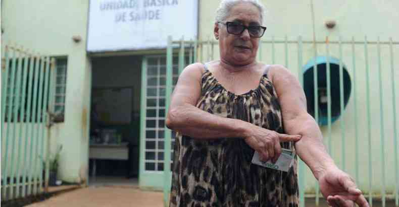 A comerciante Maria Marques, de 64 anos, trata sintomas surgidos depois do rompimento da barragem e espera receber a indenização para mudar para sua cidade, no Vale do Mucuri(foto: Leandro Couri/EM/D.A Press)