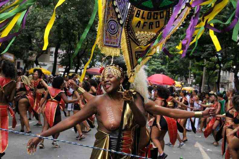 Comunidade afro levou a cultura negra ao desfile na Praa Sete(foto: Sidney Lopes/EM/D.A Press)