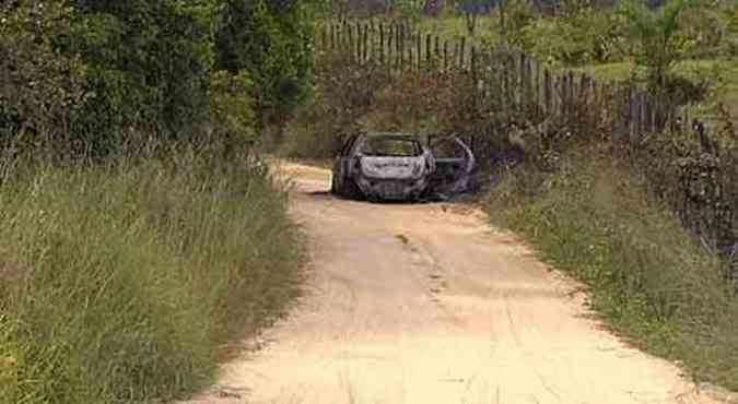 Palio usado pelos criminosos foi encontrado queimado em estrada(foto: TV Alterosa/Reproduo)
