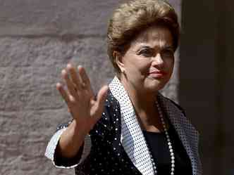 Dilma Roussef acena aps reunio com o primeiro-ministro italiano Matteo Renzi, em Roma, nessa sexta-feira (foto: AFP PHOTO / FILIPPO MONTEFORTE )