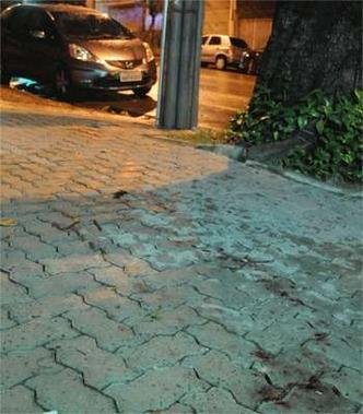 Marcas de sangue da criana ficaram na calada(foto: Marcos Vieira/EM/D.A Press)