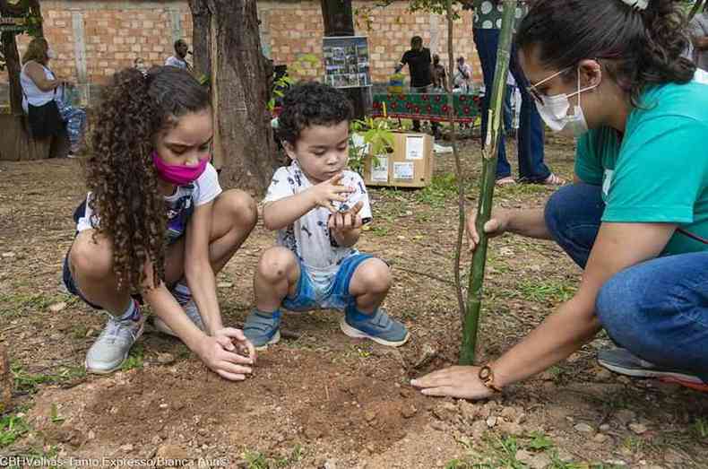 crianças plantam mudas no recém aberto parque ecológico do brejinho na Pampulha