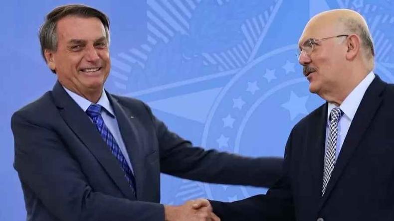 Bolsonaro e Milton Ribeiro se cumprimentam 