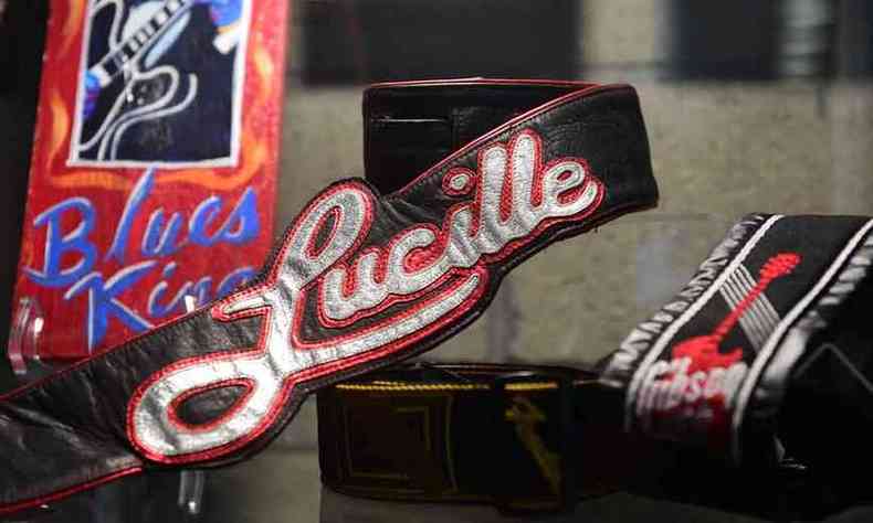 Coleo leiloada incluiu faixas de sustentao da guitarra do instrumentista,  qual ele deu o nome de Lucille(foto: Frederic J. BROWN/AFP)