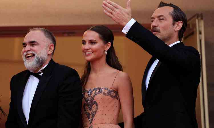 O diretor Karim Anouz com a atriz Alicia Vikander e o ator Jude Law na estreia de 'Firebrand' em Cannes