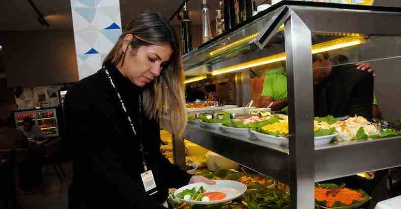 Adepta do self-service, a servidora Marina Passos fica atenta s condies de limpeza do estabelecimento e da boa aparncia dos pratos(foto: Paulo Filgueiras/EM/D.A Press)