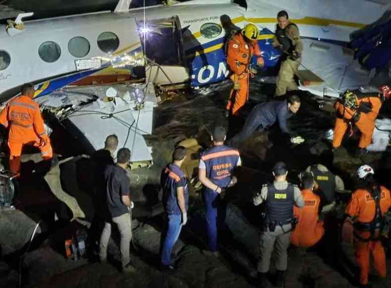 Equipes dos bombeiros policia militar e defesa civil trabalham no avião acidentado onde morreu a cantora marilia Mendonça