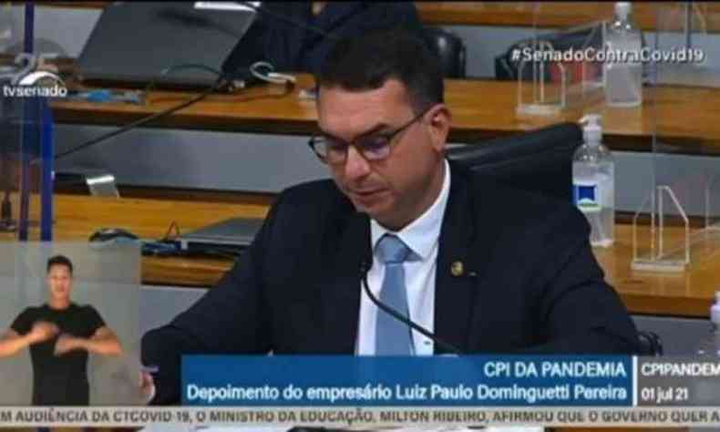 Flvio no utilizou mscara durante CPI da COVID, mesmo aps pedido do presidente da comisso(foto: Reproduo/TV Senado)