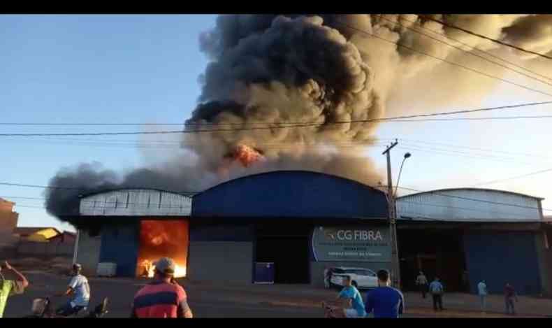 Fogo atinge galpo com 100 toneladas de adubo no Sul de Minas(foto: CBMMG/Divulgao)