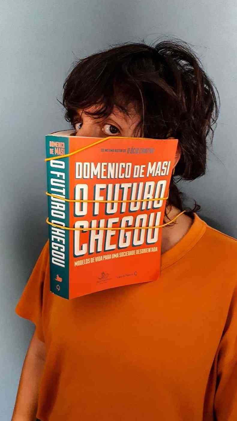 Na primeira foto, a designer Camila Fortes amarrou um livro pesado no rosto com elstico(foto: Arquivo pessoal)