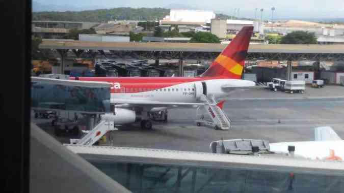 A318 que chegou ao aeroporto no incio da tarde desta quinta para levar passageirosPaulo Filgueiras/EM DA Press