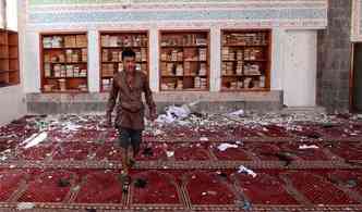 Suicidas atacaram as mesquitas de Badr e al-Hashoosh durante as oraes do meio-dia desta sexta-feira, tradicionalmente as mais movimentadas da semana(foto: AFP PHOTO / MOHAMMED HUWAIS )