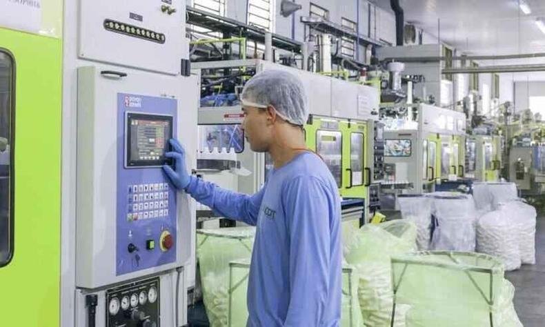 A Farmax tem 43 vagas(foto: Farmax/Divulgação) Funcionário na linha de produção na Farmax, empresa de indústrias de cosméticos e produtos de higiene pessoal