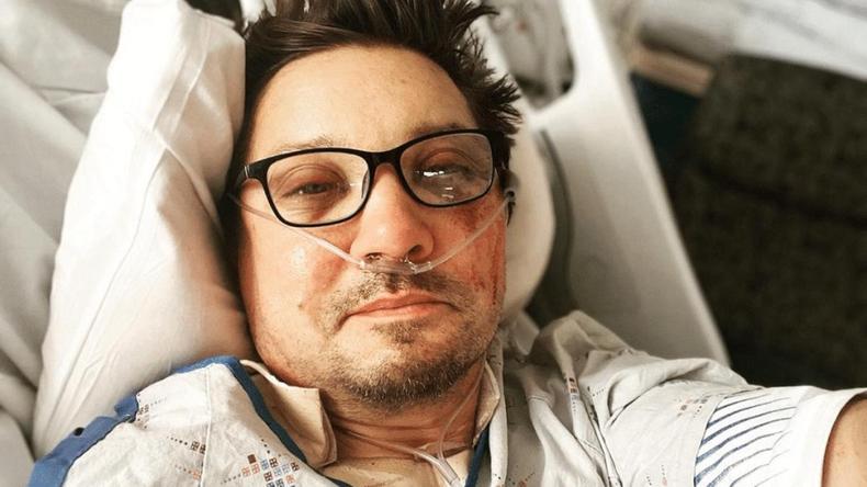 Nesta terça (3), Renner publicou uma foto para agradecer pelas mensagens de carinho dos fãs após a internação(foto: Divulgação/Instagram) Nesta terça (3), Renner publicou uma foto para agradecer pelas mensagens de carinho dos fãs após a internação