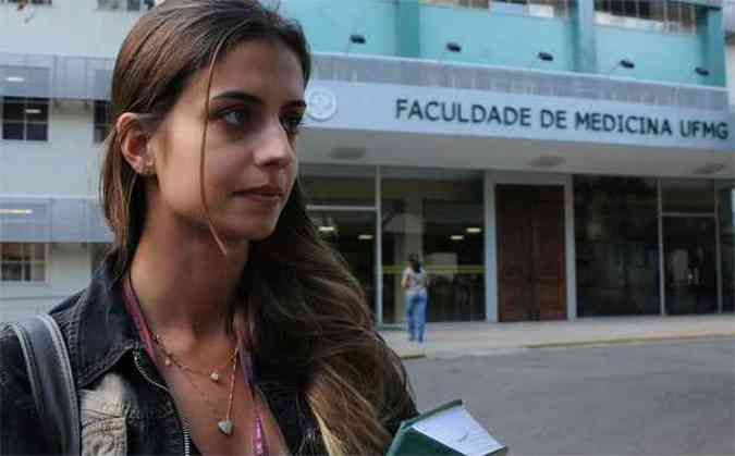 Estudante de medicina Marina Buldrini considera programa uma medida imediatista do governo e diz que a UFMG no deve aderir(foto: TLIO SANTOS/EM/D.A PRESS)