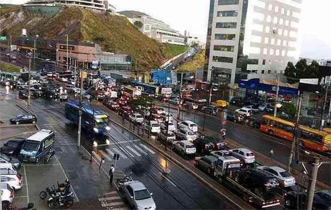 Na Avenida Raja Gabaglia, os motoristas tiveram de ter pacincia(foto: Bruno da Silva Chiriu)