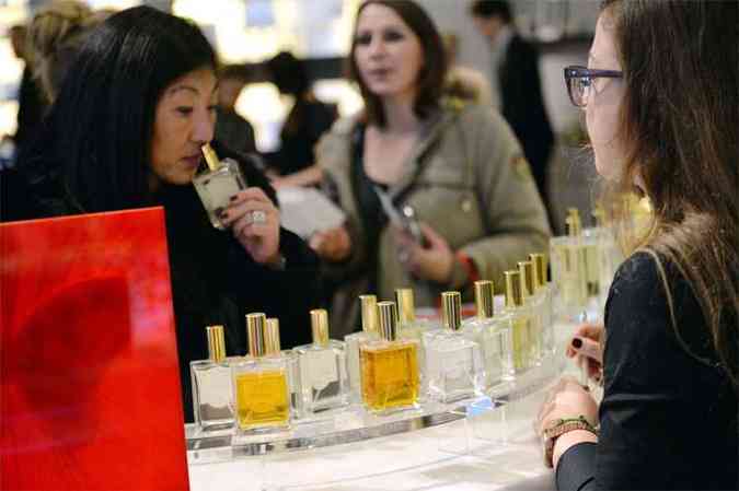  Consumidoras provam perfumes em loja de departamentos de Paris(foto: AFP PHOTO / STEPHANE DE SAKUTIN)