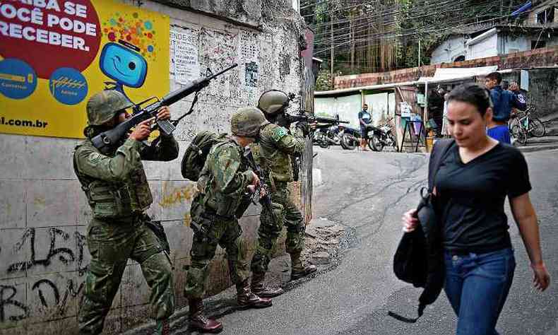 Militares do exrcito ocupa favelas do Rio de Janeiro(foto: / AFP / CARL DE SOUZA )