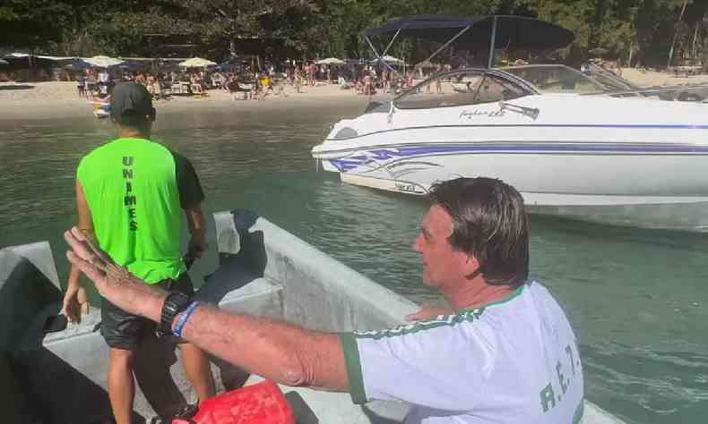Jair Bolsonaro em uma lancha chegando na praia