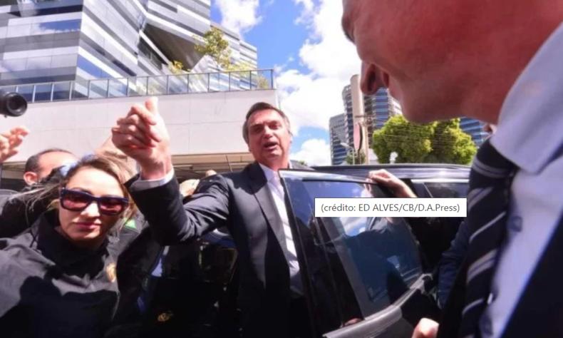 Bolsonaro sa do carro e  acompanhado por segurana na porta da PF, em Braslia 