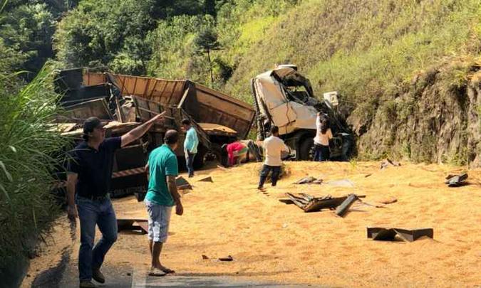 Veículo atravessou a pista e atingiu um barranco(foto: Reprodução/WhatsApp) Veículo atravessou a pista e atingiu um barranco(foto: Reprodução/WhatsApp)