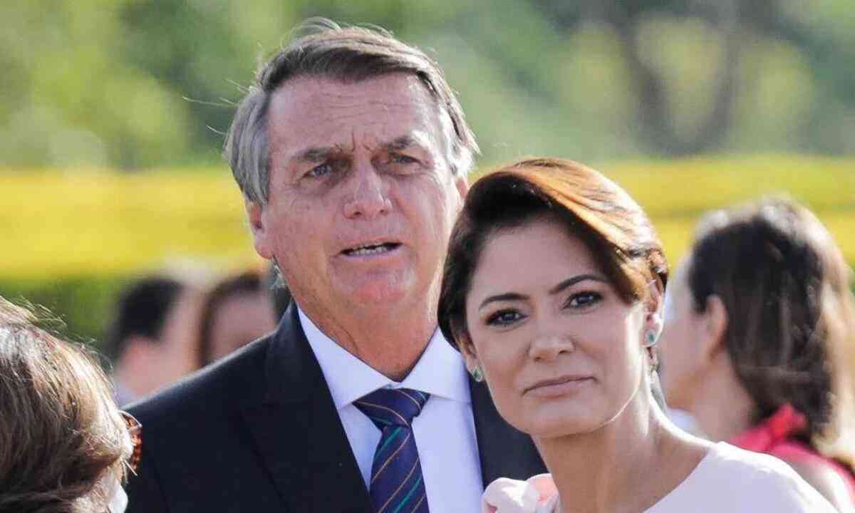 Joias para família Bolsonaro: como episódio pode colocar em xeque imagem  dos militares - BBC News Brasil