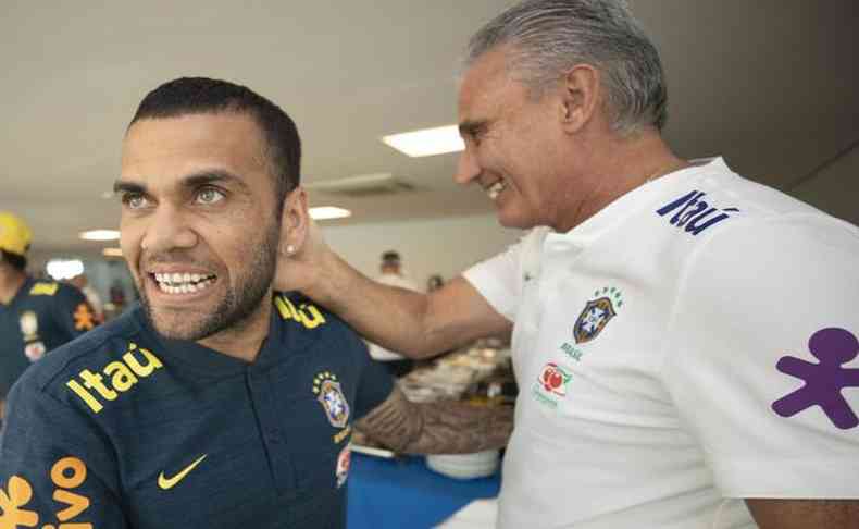 Daniel Alves sorridente ao lado do técnico Tite