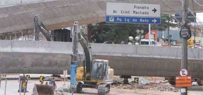 Nesta segunda-feira comearam os trabalhos de demolio da estrutura do viaduto que desabou na quinta-feia da semana passada(foto: Edesio Ferreira/EM/D.A Press.)