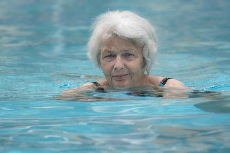 Idosa nadando em piscina